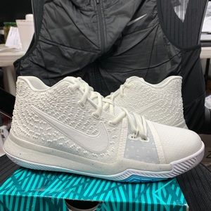 COPY - P94 Nike Kids Kyrie 3 Sneaker, SZ 7 Big Ki…